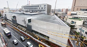 建設中の同施設。10月22日、明神町のエイトビル６階から撮影