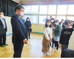 地元選出の萩生田光一大臣も視察に訪れた＝写真提供同館