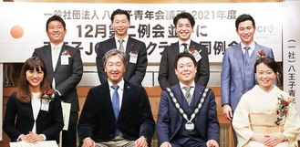 前列左から吉住さん、近藤芳弘八王子JCシニアクラブ会長、青木耕平理事長、秋山さん。後列左から紙本さん、大山さん、水長さん、齋藤さん