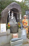弘法大師像を紹介する立花副住職