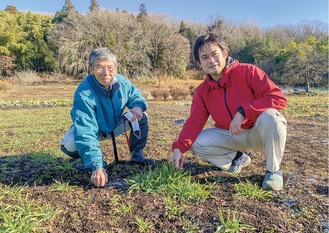 上川町の畑で苗の手入れをする登坂さん（右）と高野さん