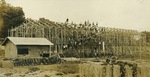 １９４９年（昭和24）の川口地区の様子。奥に見えるのが建設途中の川口中学校。手前に麦畑が見える＝高野さん提供
