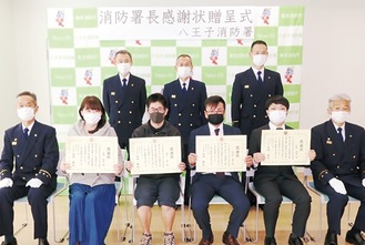 前列左から２番目が太田さん、続いて神戸さん、佐久間さん、小林さん＝同署提供写真