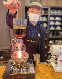 コーヒーを淹れる小笠原さん。自慢の「雫ブレンド」は６６０円。酸味、甘味など好みに応じてくれる