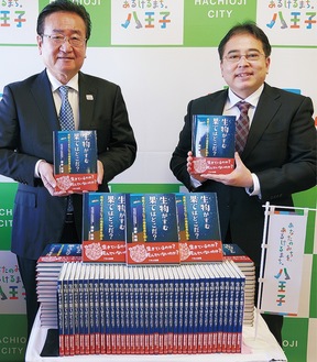 書籍を寄贈する諸野さん（右）と石森孝志市長