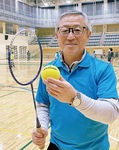 スポンジボールを左手に、バドミントン用のラケットを右手に持つ和田会長
