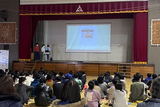 体育館での報告会の様子