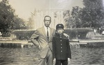 日比谷公園の噴水前で父親と記念撮影に収まる、中学生の秋山さん＝秋山さん提供