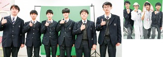 【左】卒業式を前に集まった６人。右から３人目が飛川さん＝飛川さん提供／【右】２０１９年、動画の撮影に挑むメンバー