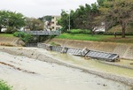 河川増水で流され、横たわる睦橋＝19年10月、八王子市提供