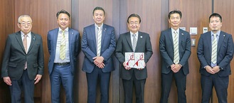 (右から)会員の納富洵一郎さん、井上守さん、石森市長、根岸さん、野田勇輝さん、石井省治さん