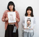 作品を手にする幡野さん（右）と１ページ漫画を出展する五木紫露さん（ペンネーム）