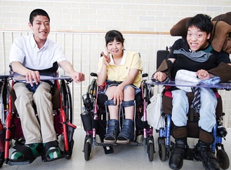 出演する東支援学校の（左から）舟生さん、小山さん、中野さん