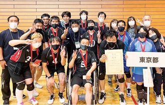 優勝を喜ぶ都選抜の選手たちと、鈴木さん(中列左)＝鈴木さん提供
