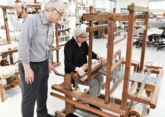 手織り機と伝統工芸士の澤井惠子さん(右)、馬場さん