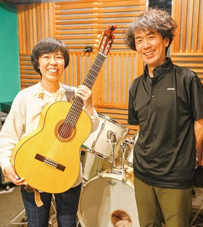 ギターを手にする水澤さんと盛田さん