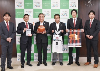 （左から）高松専務、室舘社長、（右から）大城選手、亀崎さん