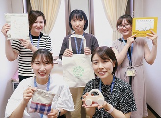 東浅川保健福祉センターで妊婦相談を担当する保健師。市では２０１６年から、全ての妊婦と面談する事業を行う。木のおもちゃなどのプレゼントも