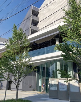 東京たま未来メッセの南側にある合同庁舎の入り口（明神町）。新しい保健所は５階