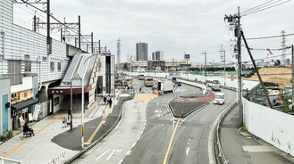 現在の橋本駅南口。左側に駅、道路を挟んで右側が整備中の土地