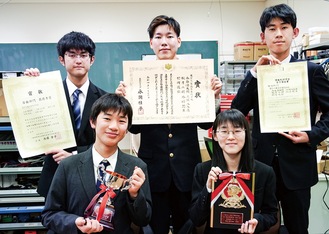 後列左から時計回りに外崎さん、三堀さん、村岡さん、秋月さん、永谷さん