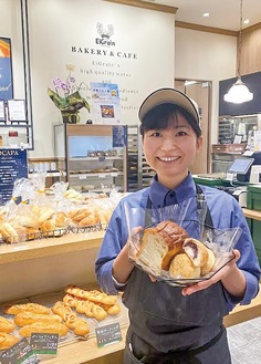 LOCAPA（ロカパ）シリーズのパンを手にする岩田さん。昨年10月にオープンしたビバホーム八王子多摩美大前店で