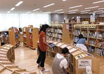図書館で蔵書点検をするボランティアの人たち＝同協働本部提供