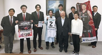渡辺社長（前列右から２人目）らと懇談し、記念品を贈ったクラブ一同