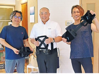 支援具を手にする（左から）後藤さん、田倉さん、稲川さん