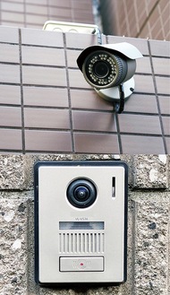 補助対象となる防犯カメラ（上）やカメラ付きインターホン