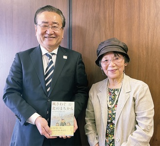 石森市長（左）を表敬訪問した遠藤さん