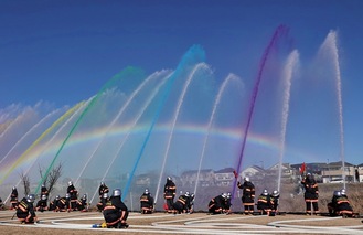 空に放たれた虹色の水＝いずれも市防災課提供