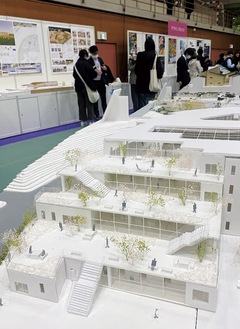会場に展示されていた建築模型。芝桜を象徴とし、商業エリアを組み込んだ「未来の医療施設」