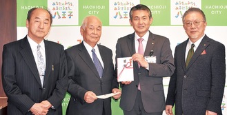（左から）前野さん、深沢さん、初宿市長、加藤さん