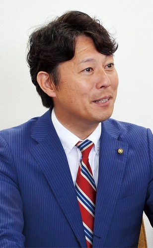 記者会見で決意を述べる馬場氏