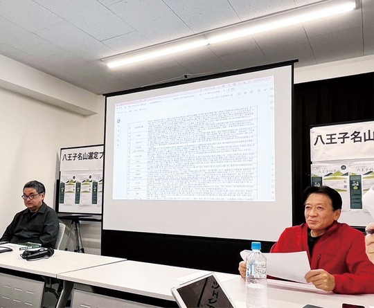 選定理由の説明をする佐野さん（右）＝同実行委員会提供