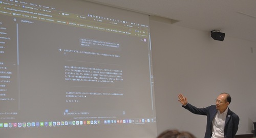 生成ＡＩサービスの画面を写し説明する石原さん