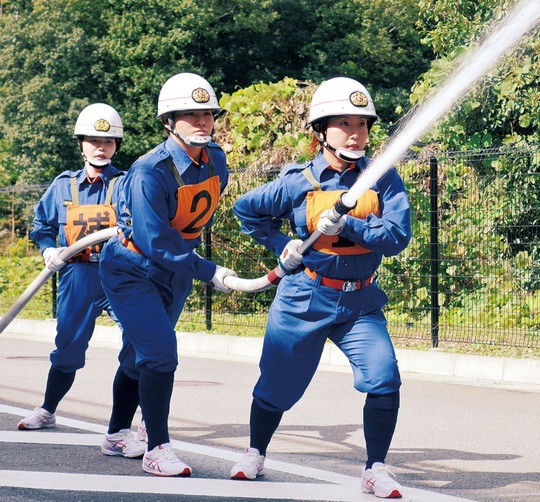 軽可搬ポンプ操法による放水訓練に取り組む出場メンバー