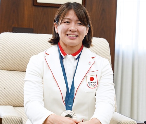 市民栄誉章顕彰式での高市さん＝八王子市役所提供