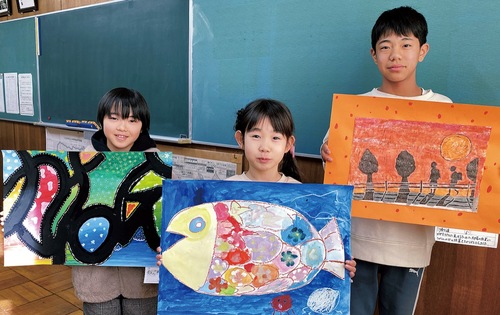 出展する作品を見せる中山小学校の児童ら