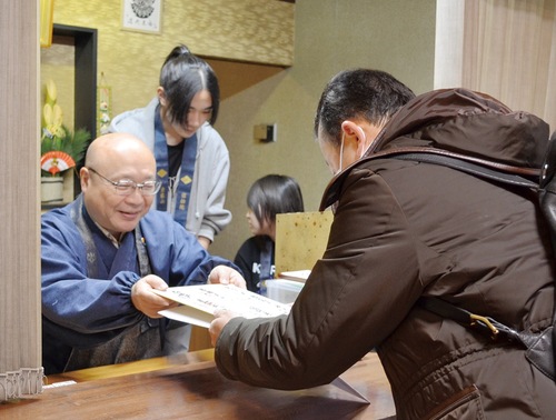 各寺院で御朱印をもらう