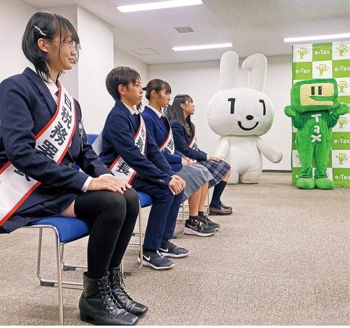 1日署長就任式に出席する（右奥から）新岡さん、吉呑さん、六車さん、石原さん＝12月13日