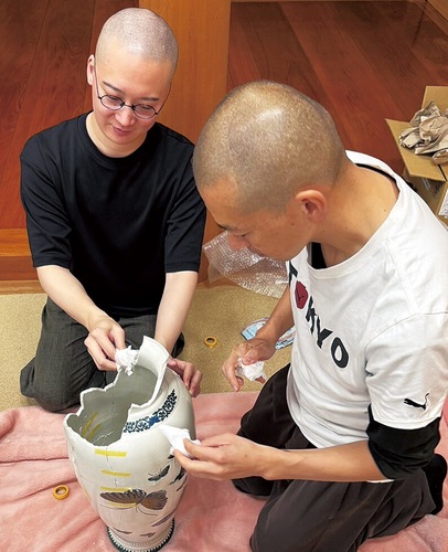 地震により破損した花瓶や香炉を手作業で補修