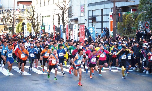 八王子駅北口から勢いよくスタートした選手たち＝2024年開催時