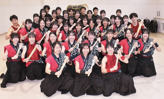 松が谷高校和太鼓部の部員ら