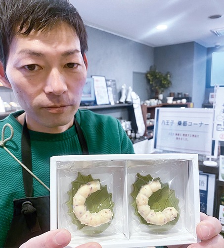 体をくねらせた姿が特徴的