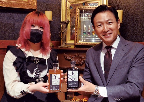 ラベルを手がけたｓａｏｒｉさん（左）と製造者の島村さん