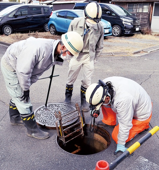 マンホールを外して異常がないか確認した