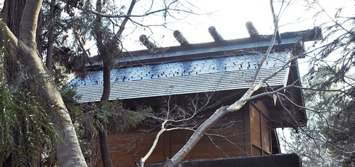 上半分の銅板がはがされた霞神社の屋根