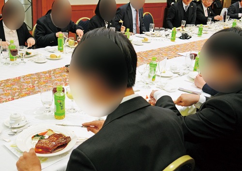 本格的なコース料理でテーブルマナーを学んだ